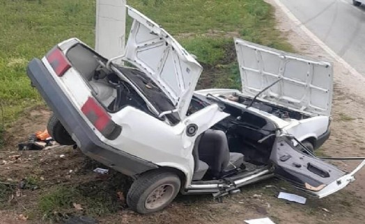 Elektrik direğine çarpan otomobildeki 2 kuzen öldü