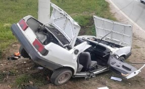 Elektrik direğine çarpan otomobildeki 2 kuzen öldü