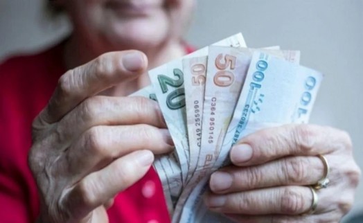 Ev kadınlarına emeklilik hakkı geliyor: Kimler yararlanacak?
