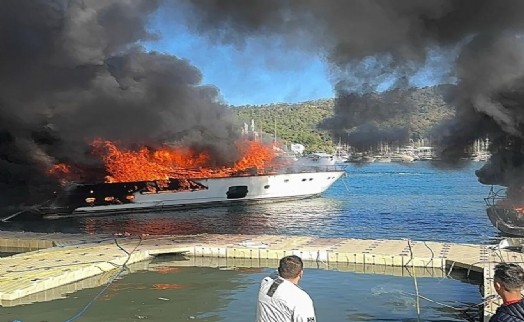 Fethiye'de teknede çıkan yangın, yanındaki 3 tekneye de sıçradı