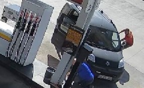 Hareket eden aracını durdurmaya çalışırken altında kalmaktan son anda kurtuldu