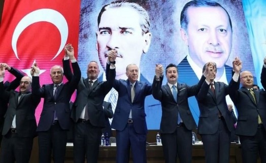 İYİ Parti'de istifa depremi: İki belediye başkanı AK Parti'ye geçti