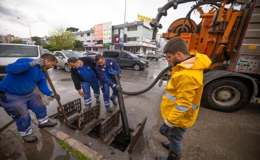 İzmir’de yağmur alarmı! İZSU ekipleri tam kadro sahada