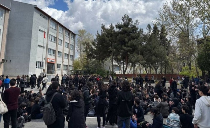 İktidarın projesine karşı liseli öğrenciler öğretmenlerine sahip çıkıyor