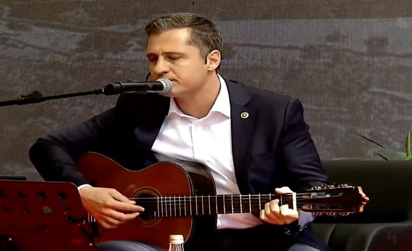 İmamoğlu için 'Yiğidim Aslanım' şarkısını söyledi: Yücel'den gitar performansı