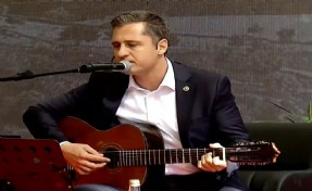 İmamoğlu için 'Yiğidim Aslanım' şarkısını söyledi: Yücel'den gitar performansı