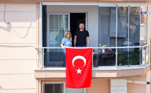İmamoğlu’nun çağrısına Başkan Görkem Duman’dan destek: Evinin balkonuna Türk bayrağı astı