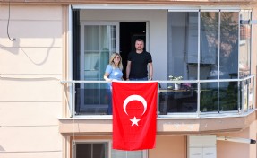 İmamoğlu’nun çağrısına Başkan Görkem Duman’dan destek: Evinin balkonuna Türk bayrağı astı