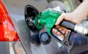 İndirim rüzgarı kısa sürdü: Benzine zam geldi