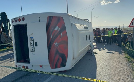 İşçi servis midibüsüyle otomobil çarpıştı: 12 yaralı