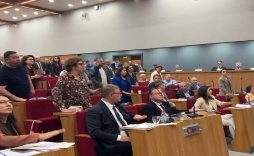 İzBB Meclisinde gerilim tırmandı: CHP Grubu sıralara vurarak protesto etti!