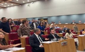 İzBB Meclisinde gerilim tırmandı: CHP Grubu sıralara vurarak protesto etti!