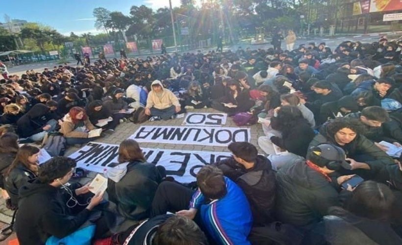 İzmir Atatürk Lisesi'nde 'sürgün' protestosu: 'Öğretmenime dokunma!'
