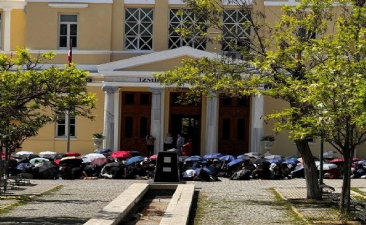 İzmir Atatürk Lisesi’nde protesto sürüyor: Şemsiyeli eyleme 5 bin imza
