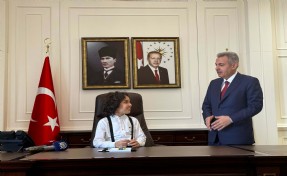 İzmir Valisi Elban, makamını 4'üncü sınıf öğrencisine devretti