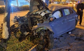 İzmir'de feci kaza: Ağaca çarpan otomobilin sürücüsü hayatını kaybetti