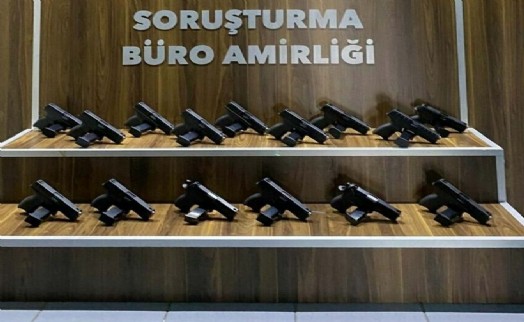 İzmir'de silah kaçakçılığı operasyonu; 15 tabanca ele geçirildi