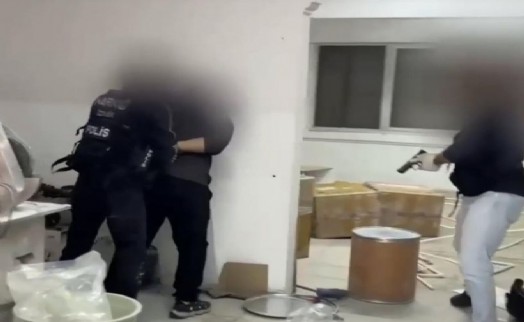 İzmir'de uyuşturucu operasyonu: İş yerini imalathaneye  çevirmişler!