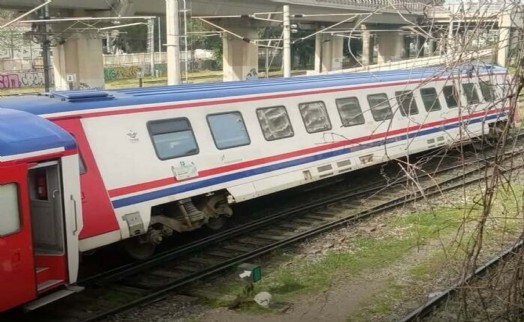 İzmir’de bakımdan dönen yolcu treninin bir vagonu raydan çıktı