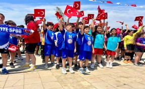 İzmirli minikler Egemen Çocuklar Hentbol Şenliği’nde buluştu
