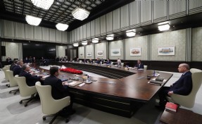 Kabinede dikkat çeken 'kırmızı kitap' ayrıntısı