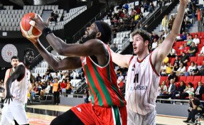 Karşıyaka Ege derbisinde farklı yenildi