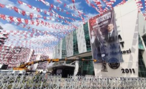 Kurultay öncesi son hazırlıklar... Kongre merkezi CHP bayraklarıyla donatıldı!
