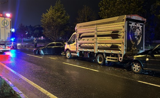 Kütahya'da 3 araç kazaya karıştı; 5 yaralı