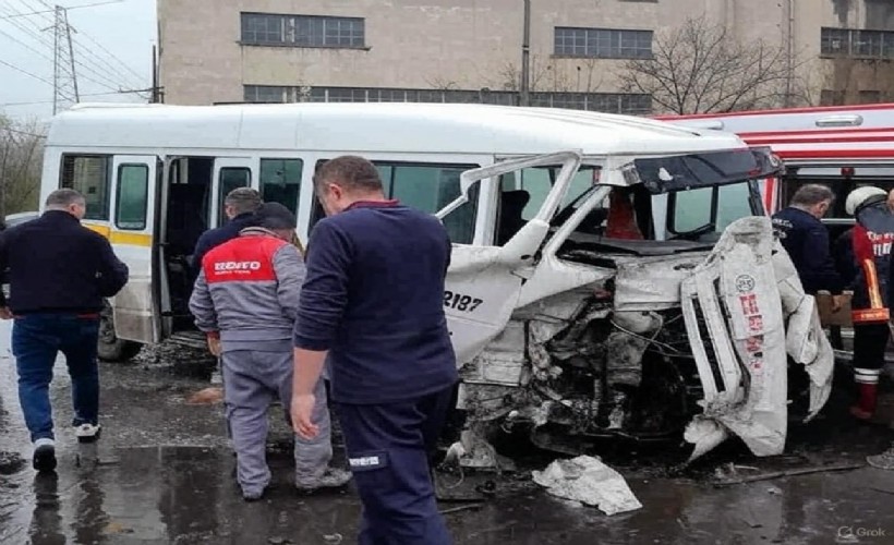 Kütahya'da servis minibüsü, miksere çarptı: 9 yaralı