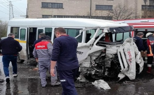 Kütahya'da servis minibüsü, miksere çarptı: 9 yaralı