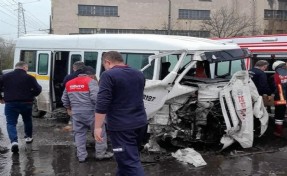 Kütahya'da servis minibüsü, miksere çarptı: 9 yaralı