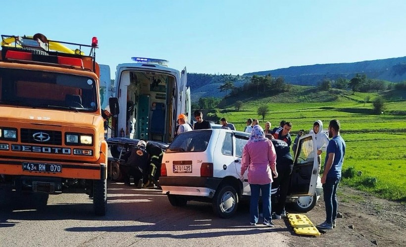 Kütahya’da iki otomobil çarpıştı; 3 yaralı