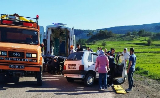 Kütahya’da iki otomobil çarpıştı; 3 yaralı