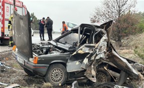 Minibüs, emniyet şeridindeki otomobile çarptı; 3 yaralı