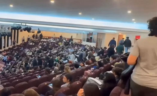 Manisa'da Başhekim kürsüye geldi, öğrenciler salonu terk etti!