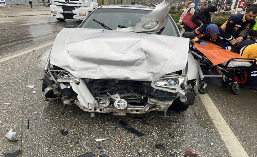 Manisa'da yağmurun kayganlaştırdığı yolda kaza: 3 yaralı
