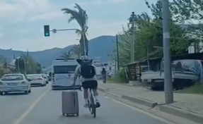 Muğla'da trafikte bavul taşıyan bisikletli kamerada
