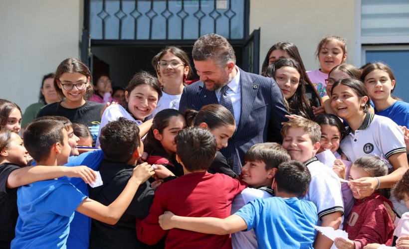 Öğrencilerden Başkan Duman'a sevgi seli: Gelecek çocukların gülüşlerinde