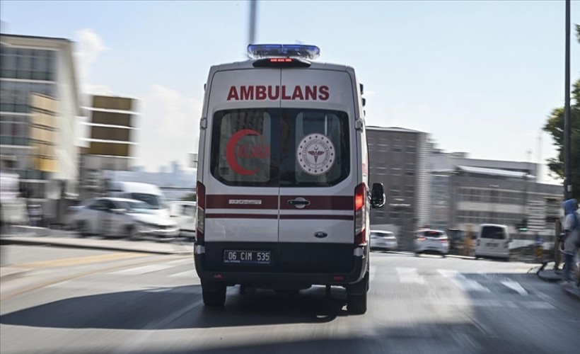 Otomobil elektrik direğine çarptı: 2 ölü, 1 yaralı