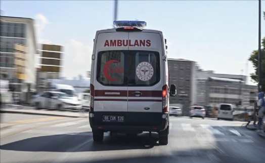 Otomobil elektrik direğine çarptı: 2 ölü, 1 yaralı