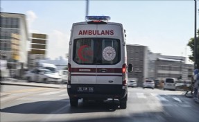 Otomobil elektrik direğine çarptı: 2 ölü, 1 yaralı