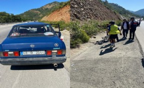 Otomobil önünde giden bisikletli gruba çarptı: 1 ölü, 2 yaralı