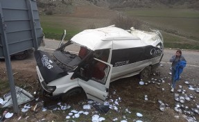 Refüje çarpan minibüs devrildi; 1'i çocuk, 3 yaralı