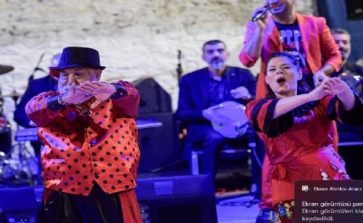 Romanlar Günü’nde kalpler 9/8’lik şarkılarla attı