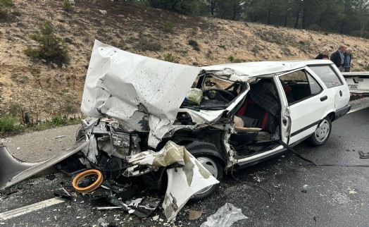 TIR'a çarpan otomobildeki karı- koca ağır yaralandı
