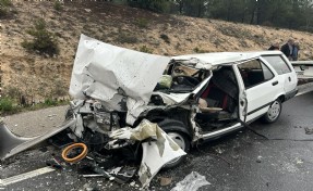 TIR'a çarpan otomobildeki karı- koca ağır yaralandı