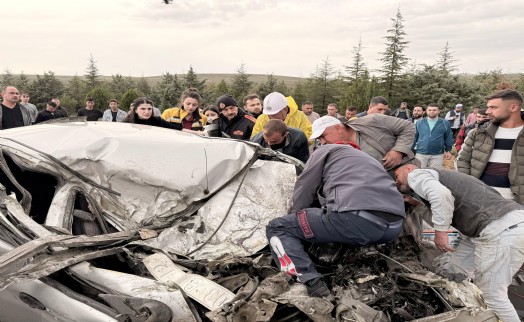 TIR'ın savrulan dorsesi otomobile çarptı: 1 ölü, 1 yaralı