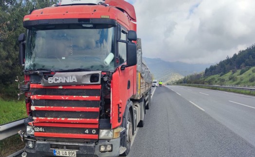 TIR’ın çarptığı minibüsün sürücüsü hayatını kaybetti