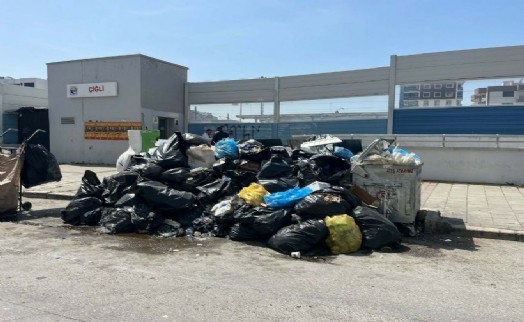 İşçiler grev kararı almıştı: Çiğli'de çöp yığınları oluştu!