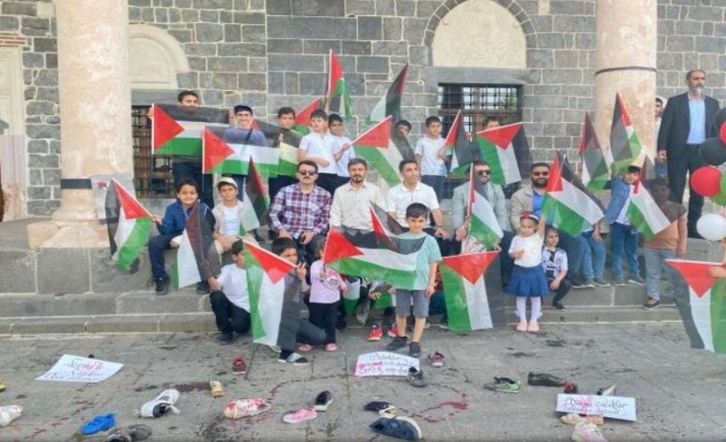 TÜGVA çocuklara Türk Bayrağı yerine 'Filistin ve şeriat bayrağı' taşıttı